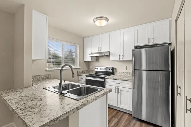 2 Bedroom 2 Bath w/Vaulted Ceilings