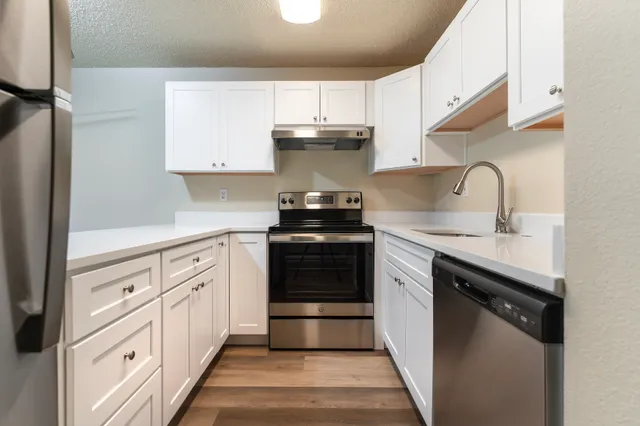 1 Bed 1 Bath w/ View - 750 Sq Ft