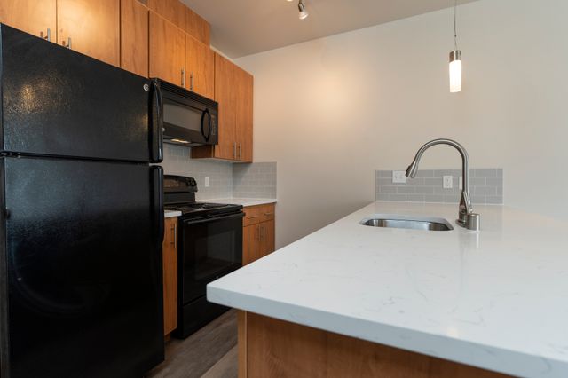 1 Bed 1 Bath Deluxe w/ Den - 940 Sq Ft
