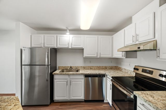 1 Bed 1 Bath Deluxe - 725 Sq Ft