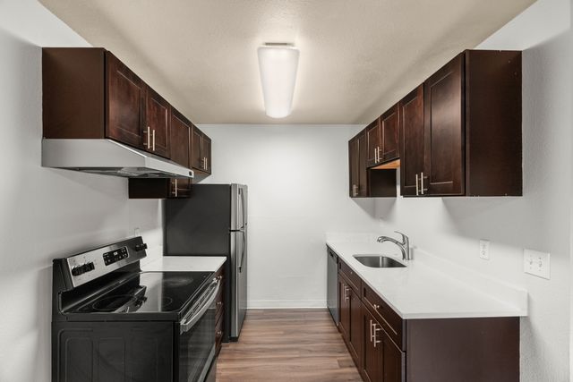 2 Bed 1 Bath Deluxe - 820 Sq. Ft.