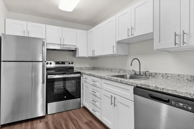 1 Bed 1 Bath with Den - 775 Sq Ft
