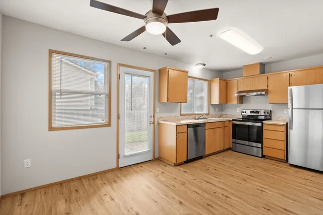 2 Bedroom 2 1/2 Bathroom w/ Garage