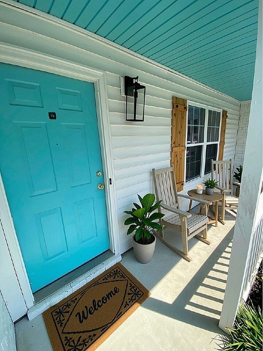 Three-bedroom front porch