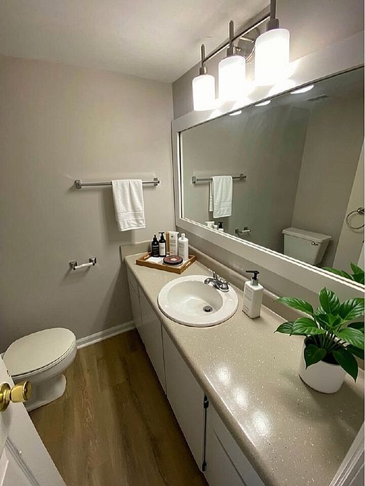 Three-bedroom half bathroom