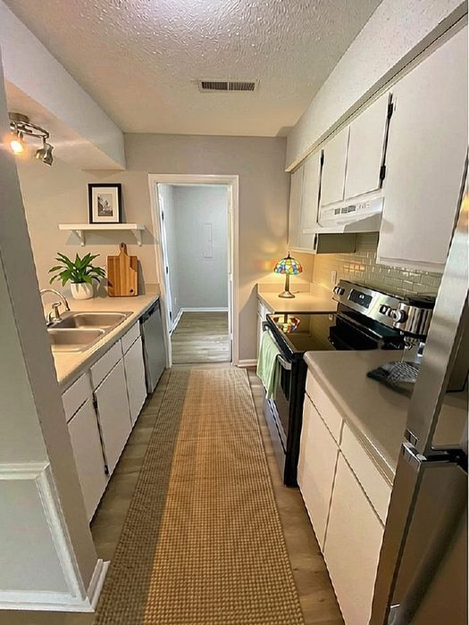 Three-bedroom kitchen