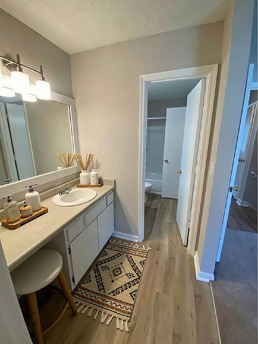 Three-bedroom master bedroom vanity