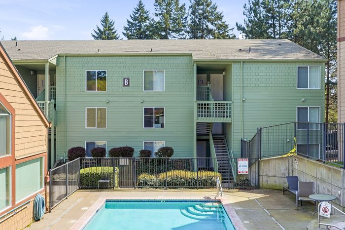 The Finch Exterior & Pool