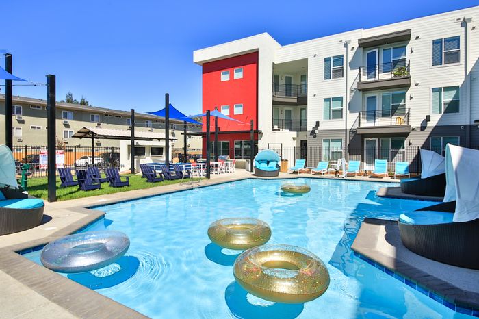 campus-walk-outdoor-pool