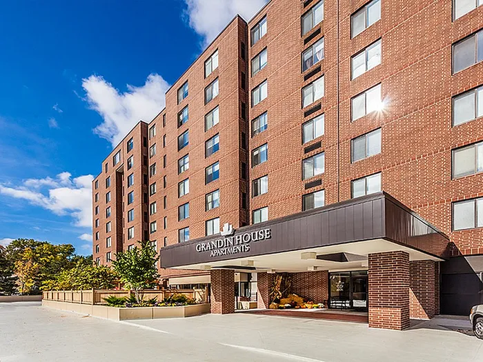 Grandin House Apartments in Hyde Park Ohio