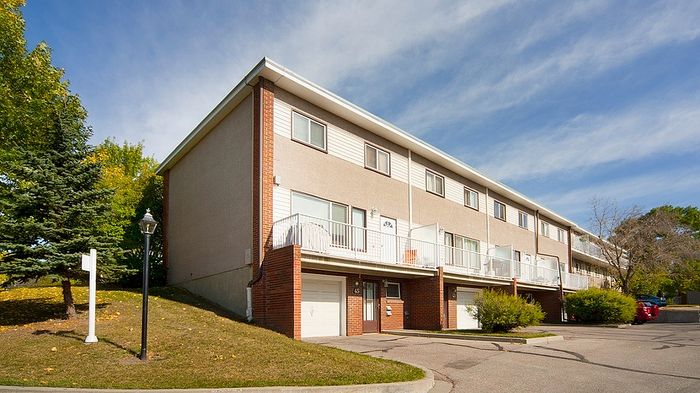 Charming townhouse with modern architecture, featuring clean lines and a peaceful suburban setting.