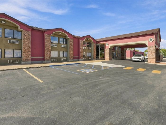 Front of the Juniper Flats main building with stone accents and parking lot in Albuquerque, NM