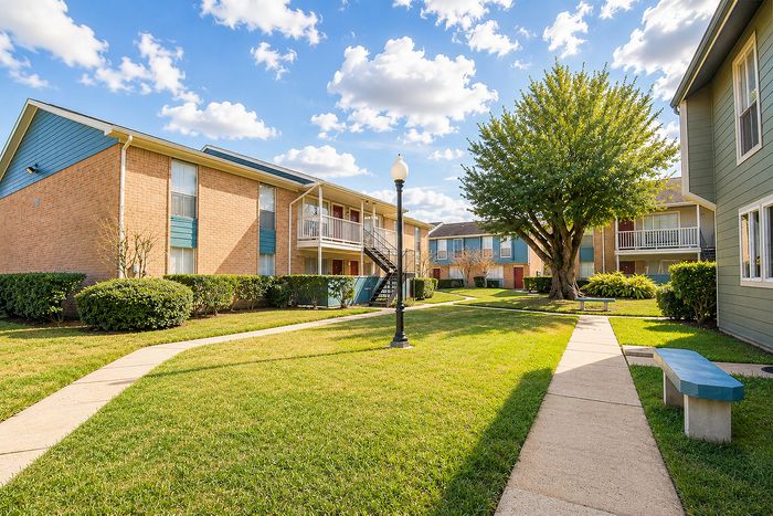 Open green courtyard space at Huntington Oaks Apartments