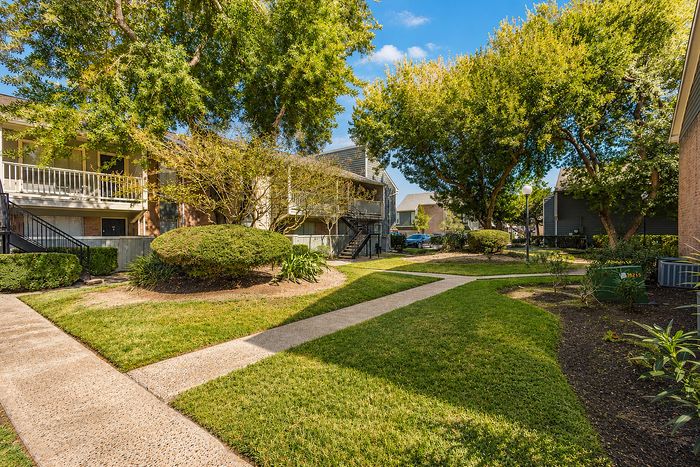Residential courtyard walkway at Huntington Oaks in Alvin TX