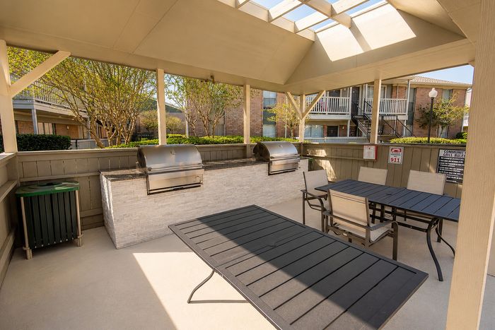 Outdoor grilling pavilion at Huntington Oaks Apartments