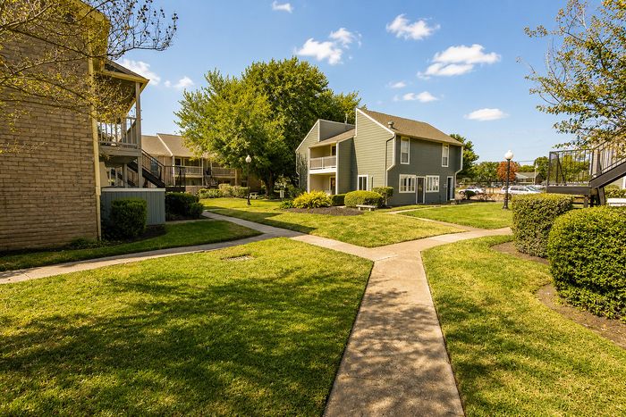 Open green courtyard space at Huntington Oaks Apartments