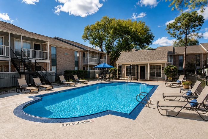 Outdoor swimming pool and sundeck at Huntington Oaks Apartments