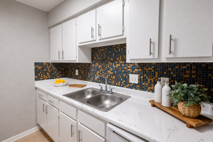 Apartment kitchen with modern appliances at Huntington Oaks Apartments