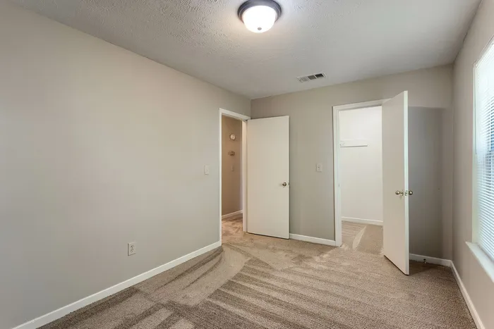 Bedroom closet cottonwood