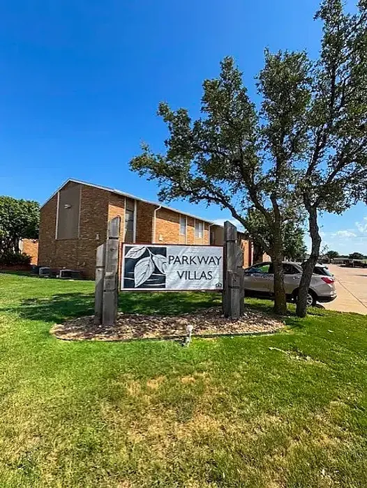 parkway villas apartment building welcome sign