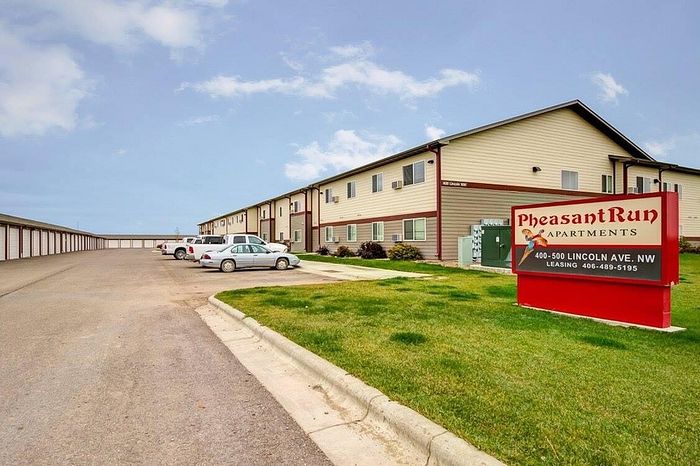 Inviting Pheasant Run Apartments showcasing well-maintained exteriors, ample parking, and convenient location on Lincoln Ave.