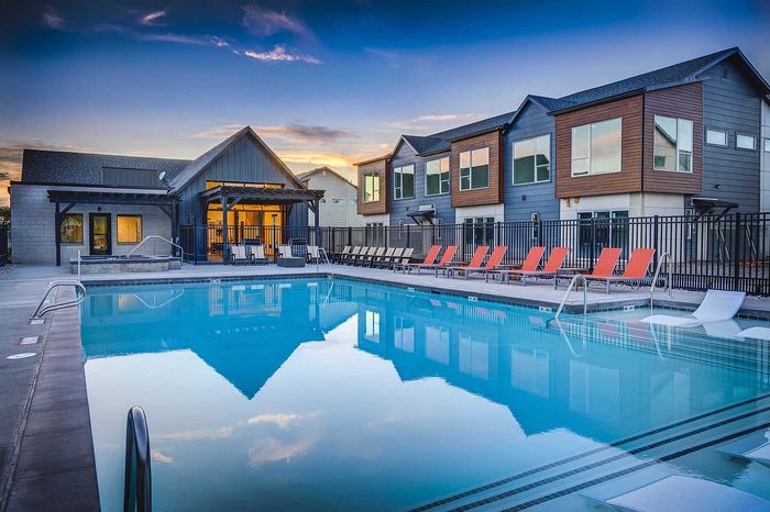 Hawthorne - Pool