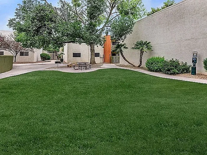 Green yard Pantano Villas