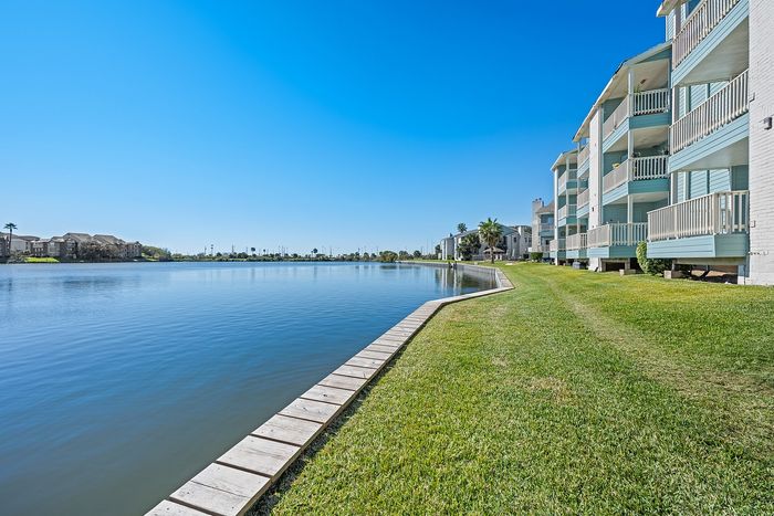 Lakeside at Campeche_Amenities_LakesideViews