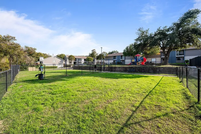 02_Hilltop_Amenities_Dogpark01