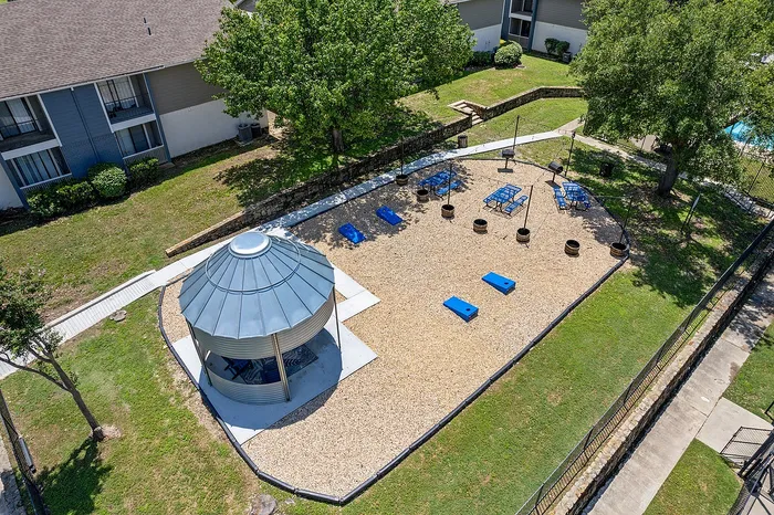 02_Hilltop_Amenities_Grilling_GazeboArea01