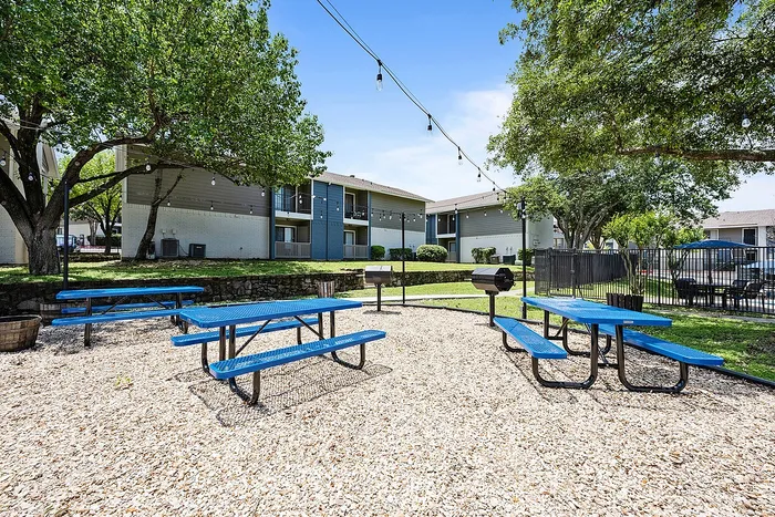 02_Hilltop_Amenities_Grilling_GazeboArea09