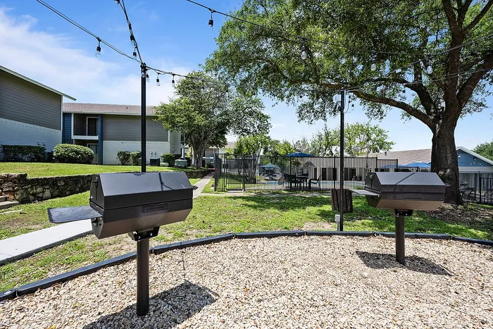 02_Hilltop_Amenities_Grilling_GazeboArea10