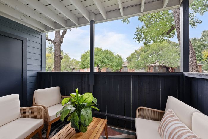 01nNorthsideHeights_Model_Balcony