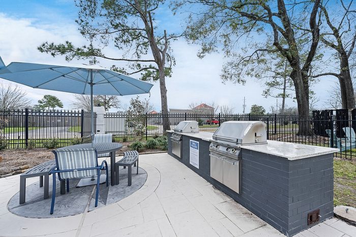 02d_Verena_Amenities_Pool_GrillingArea