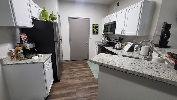 The Park on Forum - Modern Kitchen