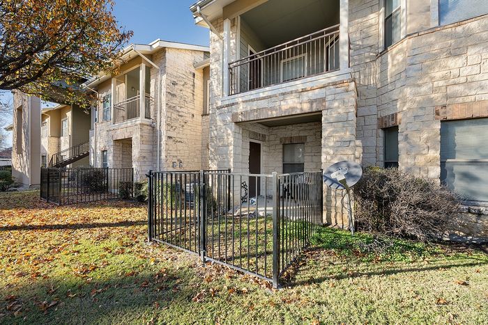 The Park on Forum - Stone Exterior