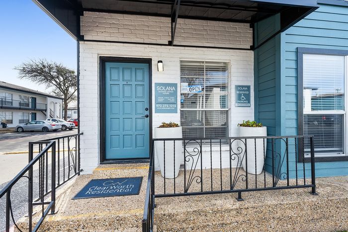Solana - Leasing Office Entrance