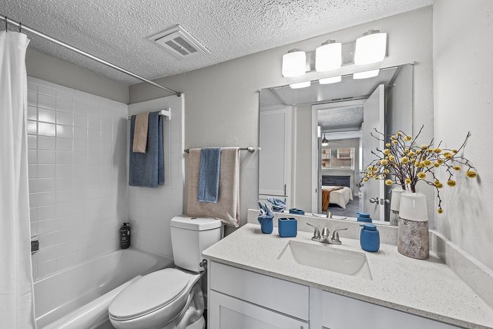 Solana - Modern Bathroom