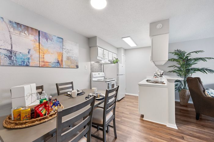 Solana - Modern Kitchen Dining Area