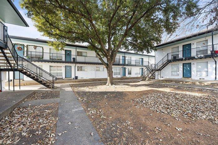 Solana - Courtyard Exterior