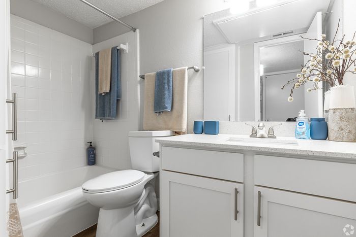 Solana - Modern Bathroom
