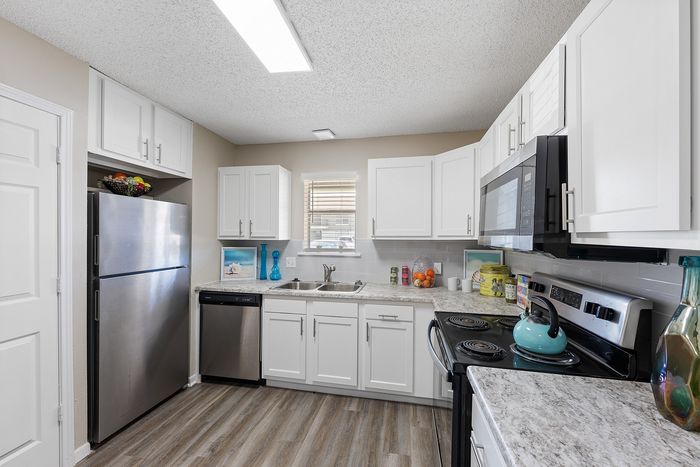The Palm on SPID - Modern Kitchen