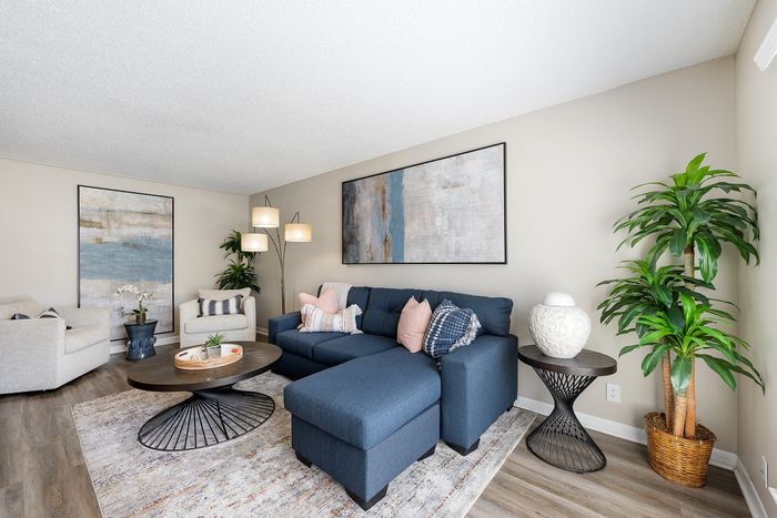 The Palm on SPID - Stylish Living Room