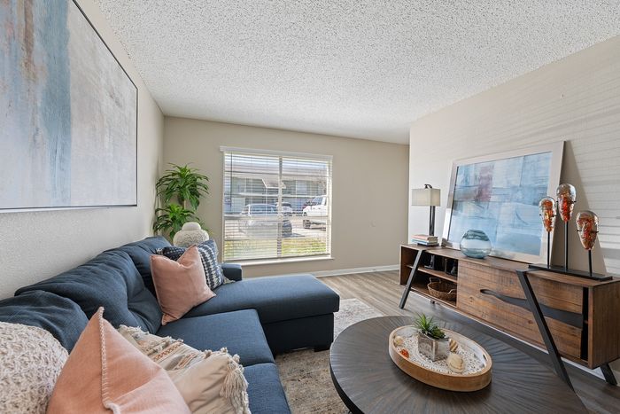 The Palm on SPID - Cozy Living Room