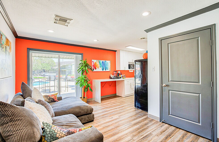 The Palm on SPID - Bright Living Area