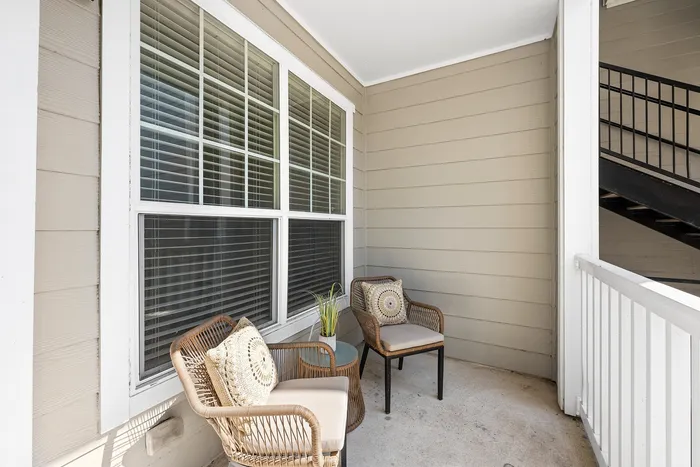 The Pointe at Victoria - Cozy Balcony