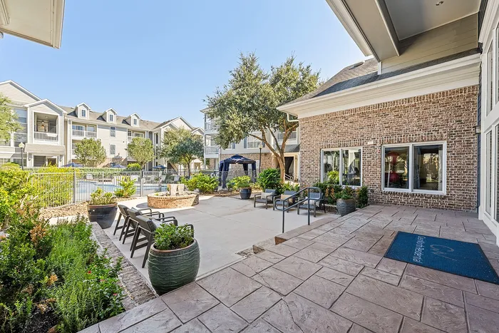 The Pointe at Victoria - Courtyard and Seating