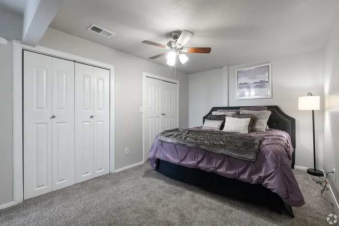 Woodside Flats - Cozy Bedroom
