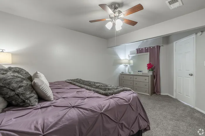 Woodside Flats - Cozy Bedroom