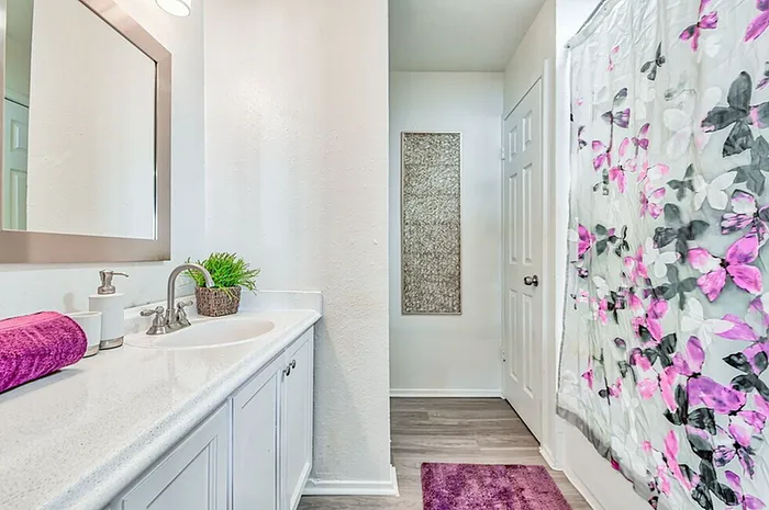 Woodside Flats - Modern Bathroom